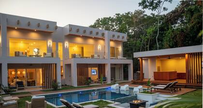 Malamala Villa at West Bay 4BR 3.5Bath, 5 minutes walking to West Bay Beach