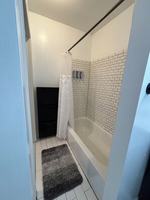 Handtücher, Seife, Shampoo, Toilettenpapier