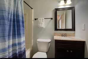 Hårtork, handdukar, tvål och toalettpapper