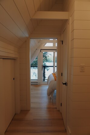 2 bedrooms, WiFi, bed sheets - A-Frame retreat with hot tub, sauna (Huntsville)