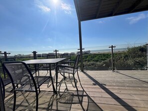 Outdoor dining - Beachfront Bliss at Laughing Water - Pass the Keys (Hastings)