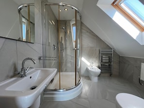 Dusche, kostenlose Toilettenartikel, Haartrockner, Handtücher