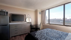 Deluxe Apartment, City View | 1 bedroom, desk, laptop workspace, soundproofing - Chase at Baltimore Harbor (Baltimore)