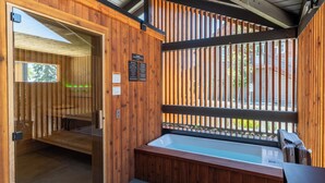 A wooden spa area with a hot tub and a sauna. - evo Hotel Tahoe City (Tahoe City)