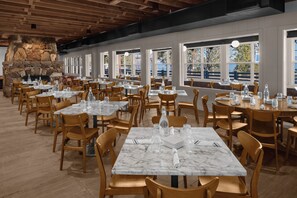 Petit déjeuner, déjeuner et dîner servis sur place
