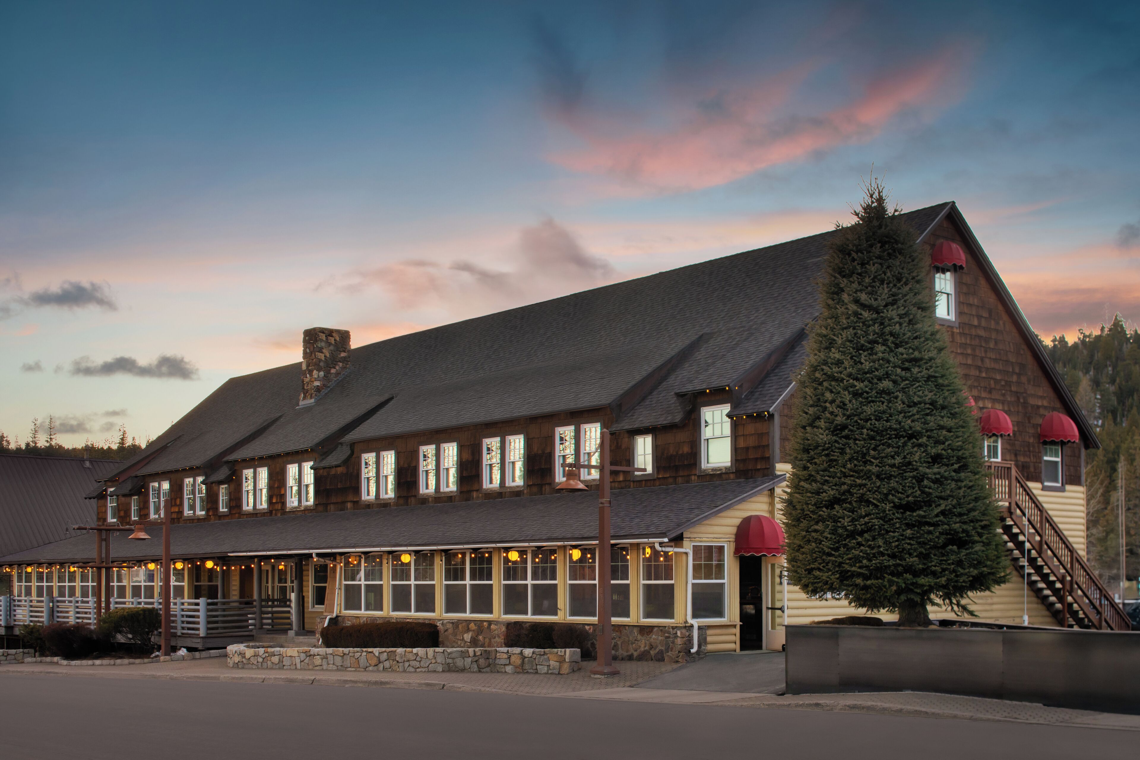 Petit déjeuner, déjeuner et dîner servis sur place