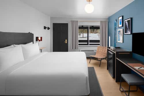 Classic Room, 1 King Bed, Patio