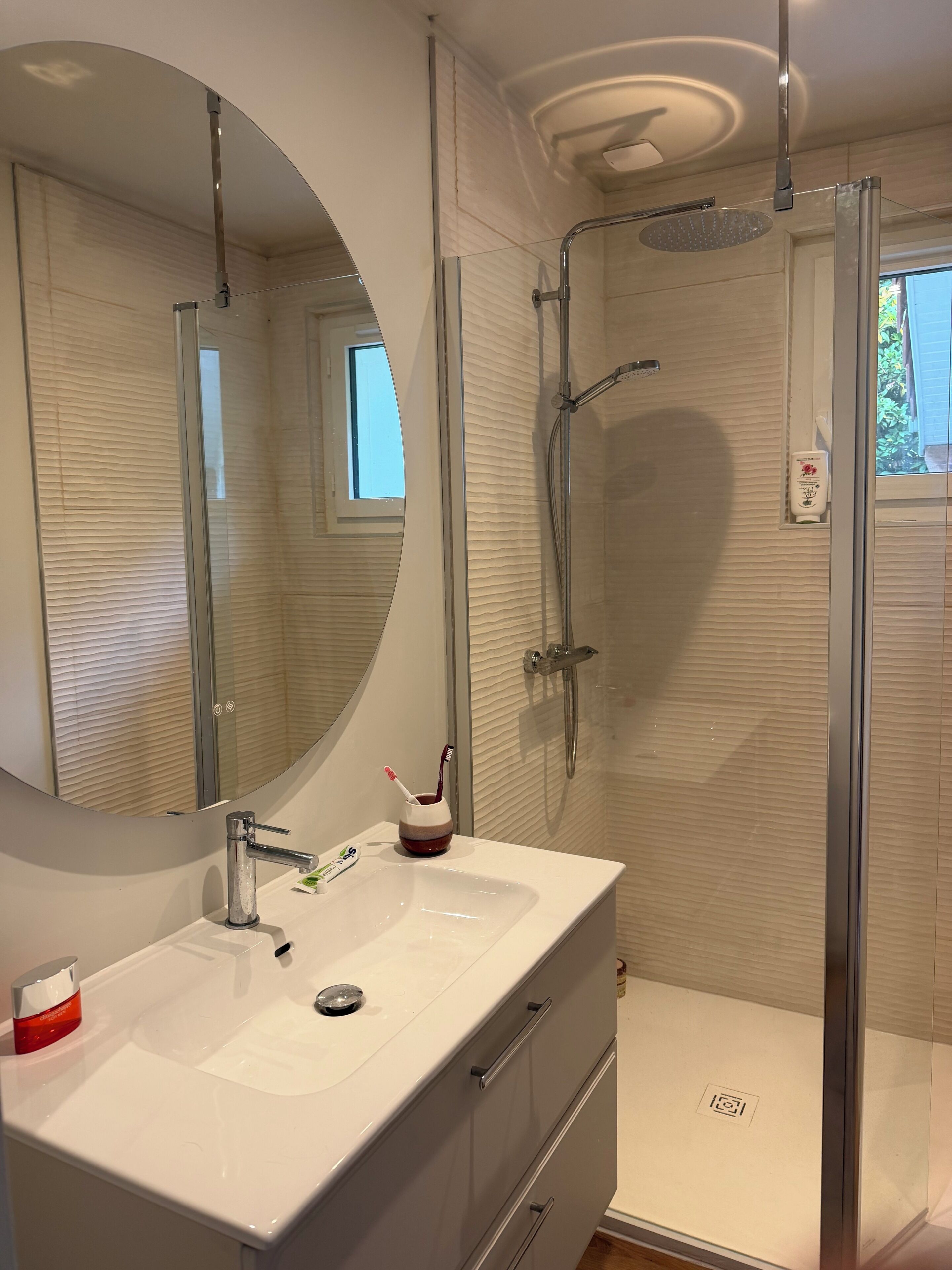 Een douche, een haardroger, toiletpapier