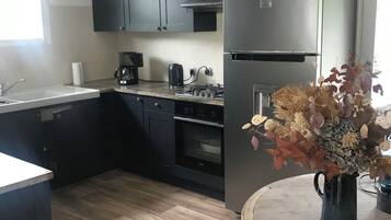 Mikrobølgeovn, ovn, opvaskemaskine, køkkentøj/tallerkener/redskaber