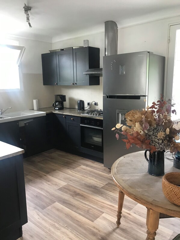 Mikrovågsugn, ugn, diskmaskin och grytor/köksredskap