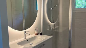 Douche, sèche-cheveux, papier toilette