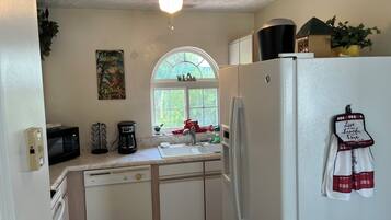 雪櫃、微波爐、焗爐、爐具