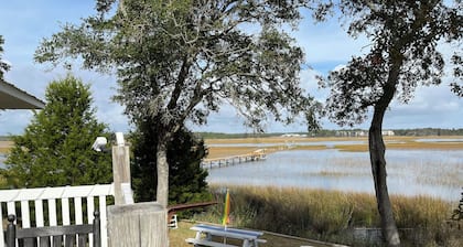 Stunning ICW views! Private pier. Sleeps 5. Comfortable and Private Retreat.