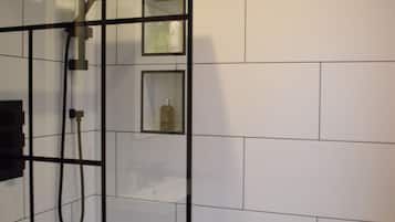 Ducha, secador de pelo, toallas, shampoo