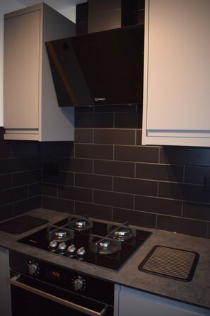 Een koelkast, een microgolfoven, een oven, een kookplaat