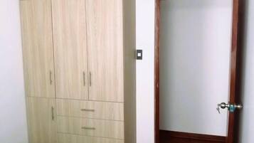 2 habitaciones, tabla de planchar con plancha, wifi y ropa de cama