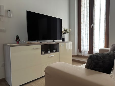 Comfort Apartment, Terrace | Living area | 40-inch Smart TV with satellite channels, Netflix, streaming services