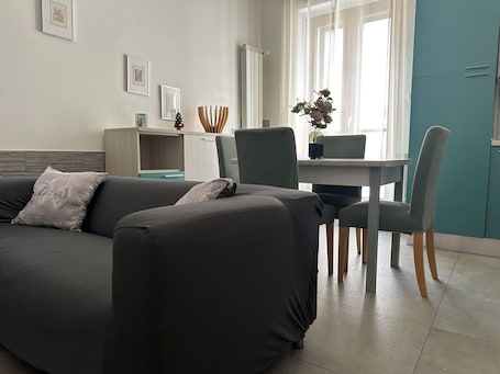 City Apartment, Terrace | Living area | 40-inch Smart TV with satellite channels, Netflix, streaming services