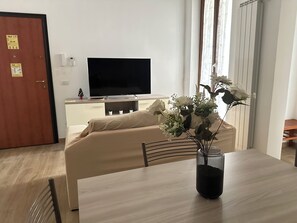 Comfort Apartment, Terrace | Living area | 40-inch Smart TV with satellite channels, Netflix, streaming services - TOI Apartments (Brindisi)