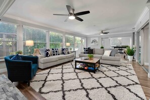 TV connectée, cheminée, livres