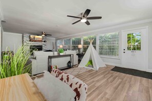 Smart-TV, Kamin, Bücher