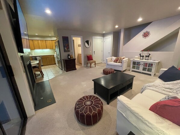TV, fireplace - Wonderfull townhome at Elkhorn in Sun Valley. (Sun Valley)