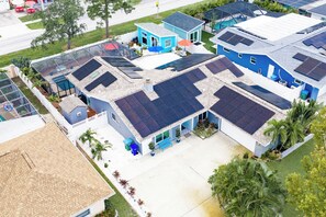 Un quartier résidentiel composé de plusieurs maisons, dont certaines sont équipées de panneaux solaires sur les toits.