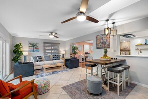 Smart-TV, Videospiele, Tischtennisplatte, Bücher