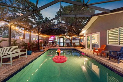 Fine Heated Pool - Games- Lounge- Resort Style 6BR