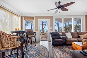 Smart TV, lettore DVD, libri