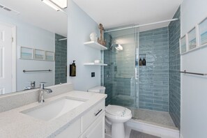 Shower, hair dryer, towels - Amazing Heated Pool House Close to Beaches (Largo)