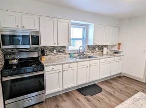 Fridge, microwave, oven, stovetop - GREAT VALUE - Walk to Casino & Union (Schenectady)