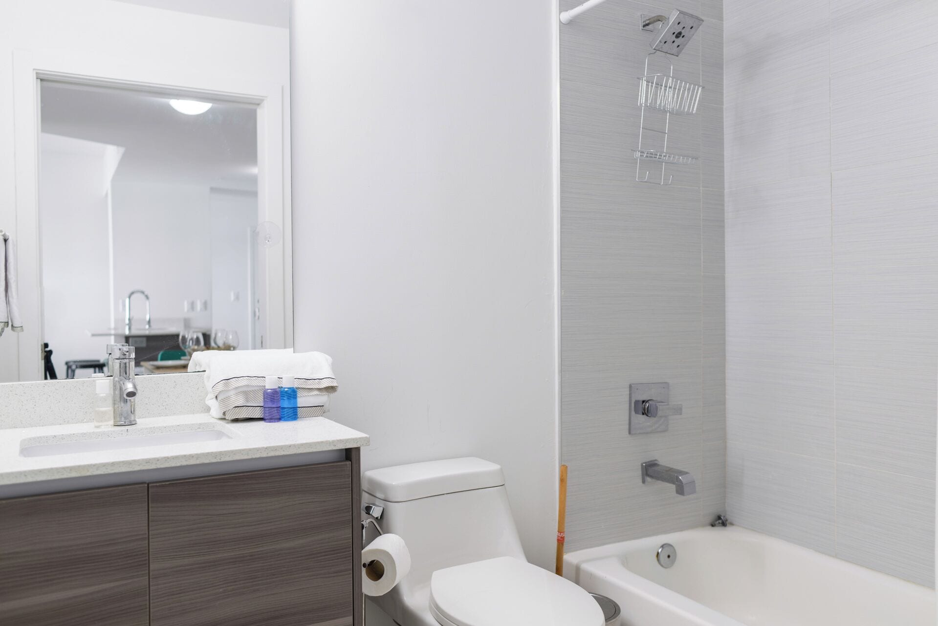 Une salle de bain moderne équipée de toilettes, d’un lavabo et d’une baignoire.