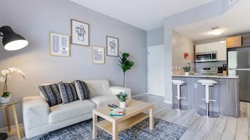 Leilighet – comfort, 2 soverom | Oppholdsområde | En 50-tommers smart-TV med kabel-kanaler