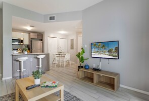 Comfort Condo, 2 Bedrooms | Living area | 50-inch Smart TV with cable channels