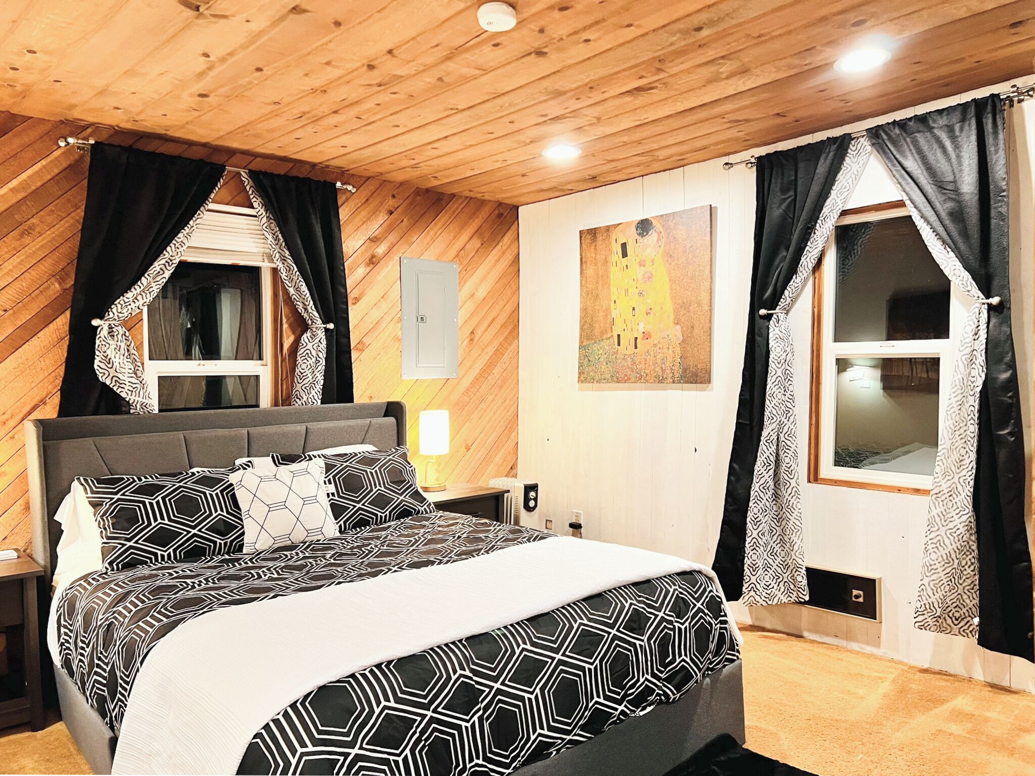 5 habitaciones, escritorio y tabla de planchar con plancha 