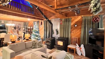 Una Smart TV, una chimenea, libros