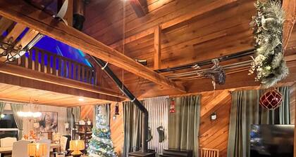 Ski Cabin w/ Hot Tub, Fireplaces – 5 Mins to Slopes, Pet-Friendly, Sleeps 12