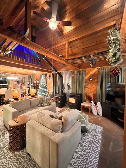 Ski Cabin w/ Hot Tub, Fireplaces – 5 Mins to Slopes, Pet-Friendly, Sleeps 12