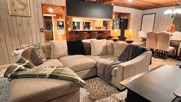 TV connectée, cheminée, livres