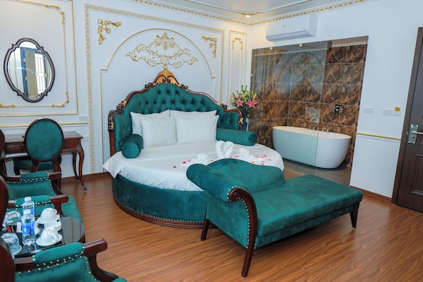 Chambre royale double | Minibar, bureau, espace de travail pour ordinateurs portables