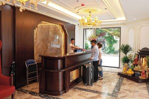 Lobby sitting area - Royal Trau Quy Boutique Hotel (Hanoi)