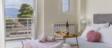 2 bedrooms, desk, iron/ironing board, WiFi