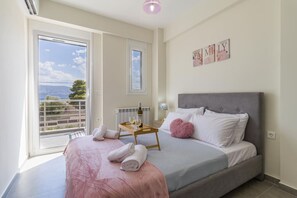 2 bedrooms, desk, iron/ironing board, WiFi - Enchanted Sunlit Villa Retreat 1 (Isthmia)