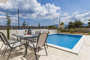 Outdoor dining - Enchanted Sunlit Villa Retreat 1 (Isthmia)