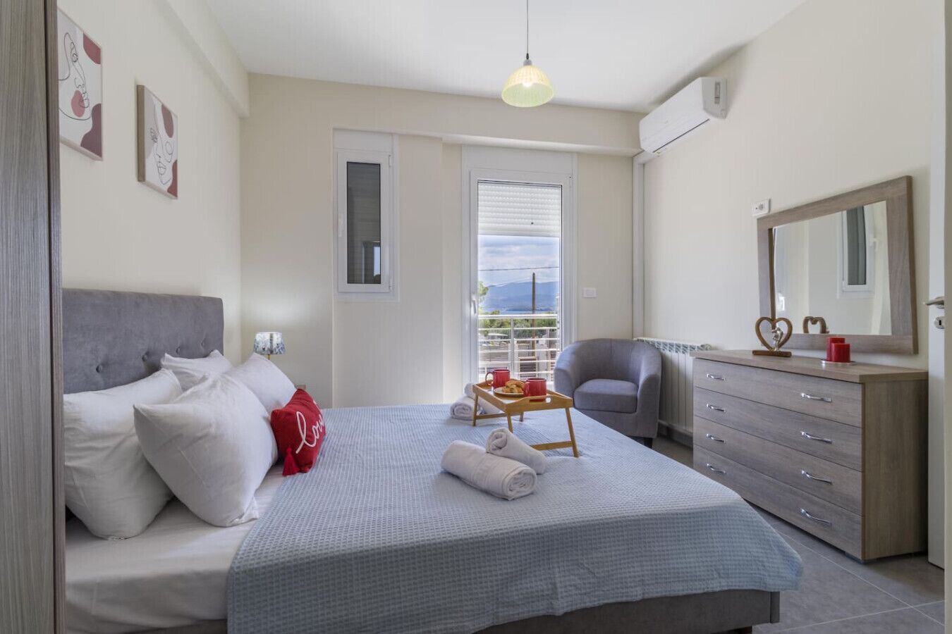 2 bedrooms, desk, iron/ironing board, WiFi