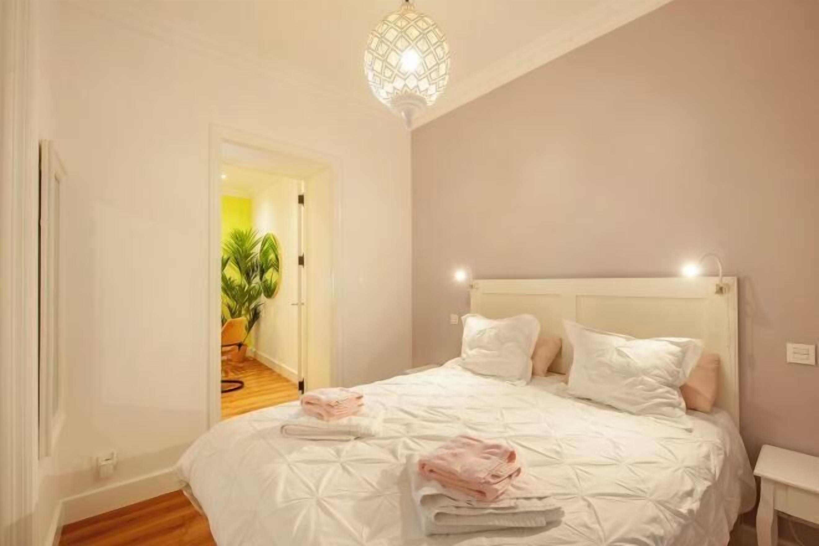 羽毛の掛け布団、低反発ベッド、セーフティボックス (室内)、客室ごとに異なる装飾