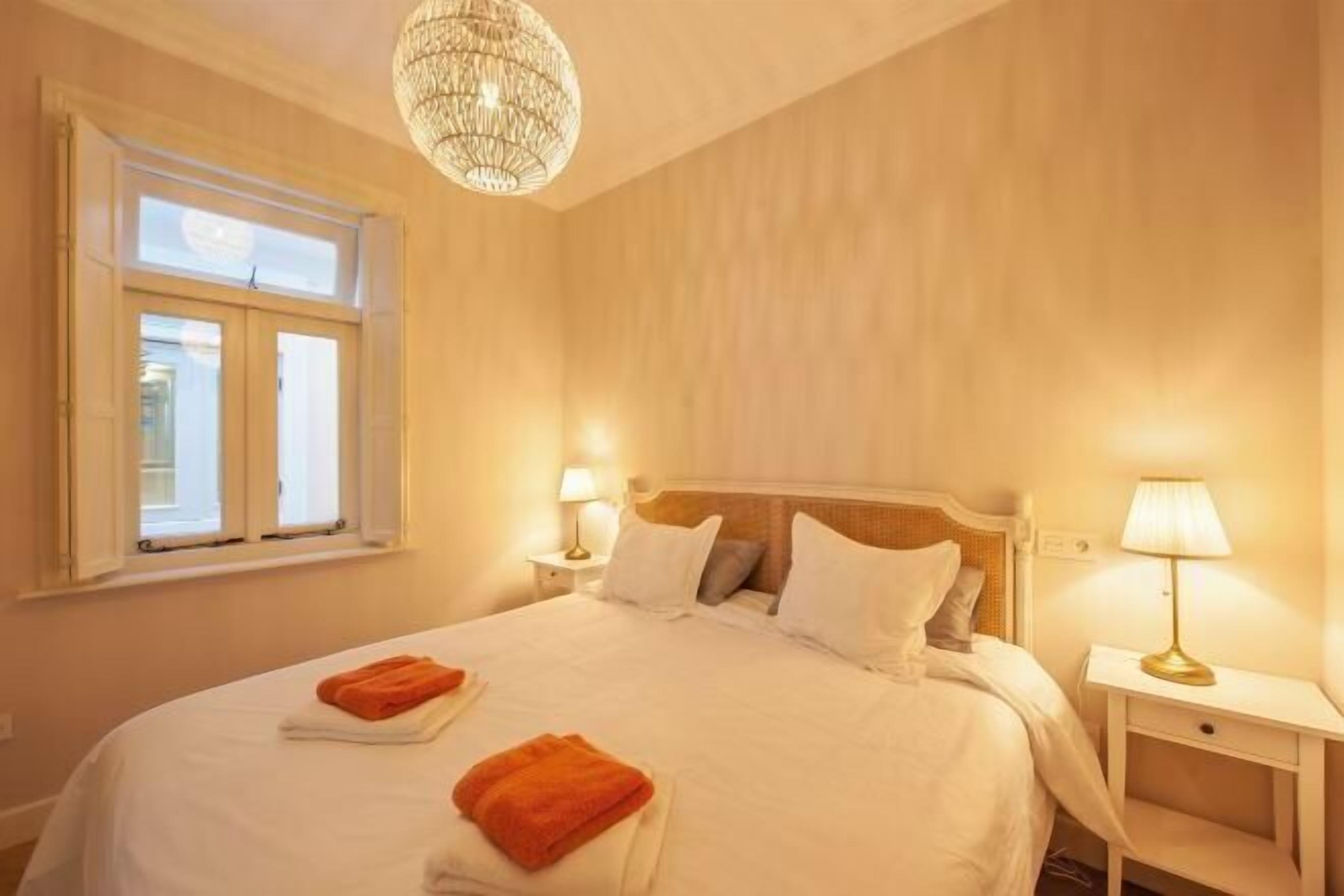 羽毛の掛け布団、低反発ベッド、セーフティボックス (室内)、客室ごとに異なる装飾