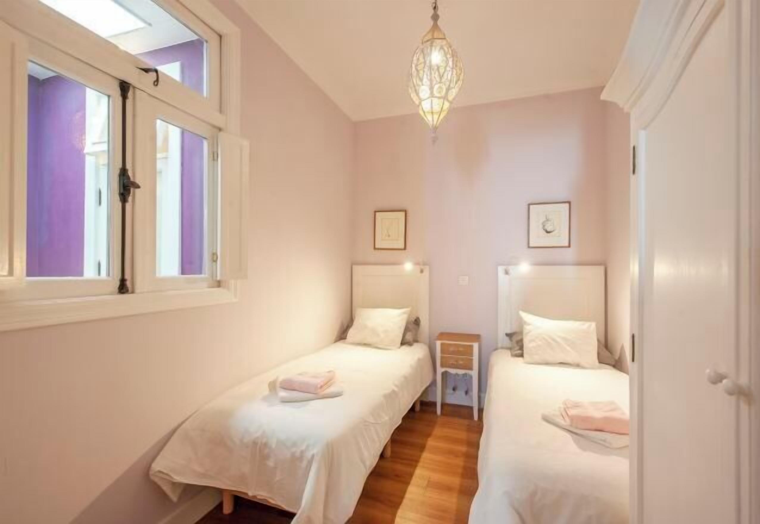 羽毛の掛け布団、低反発ベッド、セーフティボックス (室内)、客室ごとに異なる装飾