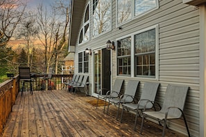 Terrace/patio - Spacious 5-bedroom country house in tranquil Blakeslee with WiFi, AC (Blakeslee)